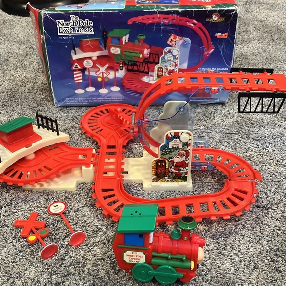 The North Pole Express semi-working -possibly fixable? 4 parts? Santa Train - Picture 1 of 13